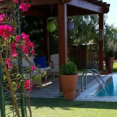 펜션 2 Bedroom Amazing Garden And Pool In *